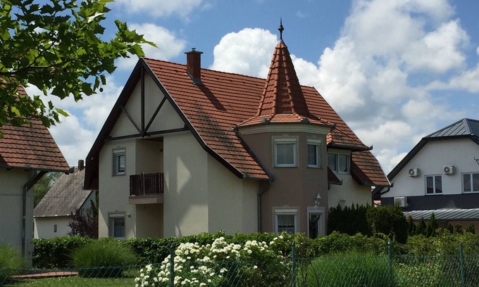 Balatonmariafurdo Apartment | Poldis Villa only 50 m to the lake (DHH Maria)