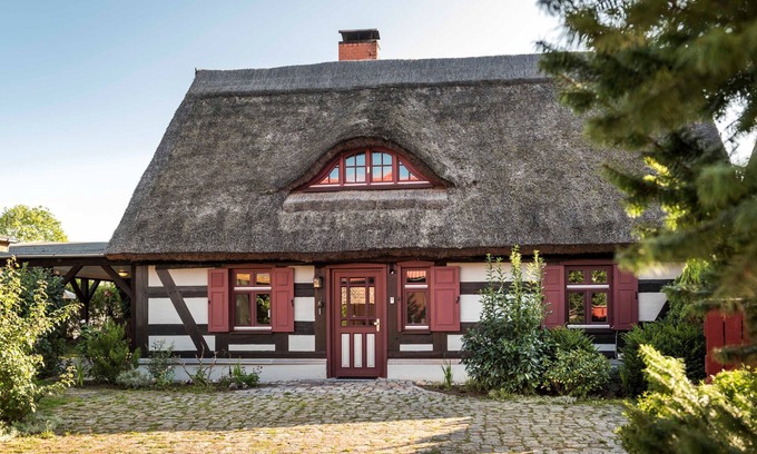 Luckow House | Pommernhaus Seevogelhof in Rieth fireplace rowing boat - thatched half-timbered house,
