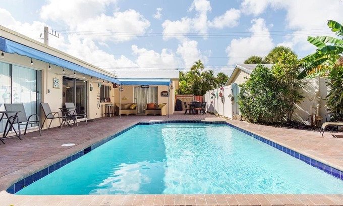 Garden Isles House | Pompano Beach waterfront, Purely So Florida! Pool, King, Paddleboard, Beach