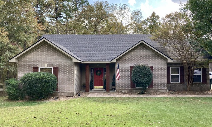 Jones Mills House | POOL, 5 bed 2bath in Diamondhead Resort, hot tub, golf course, pet friendly!