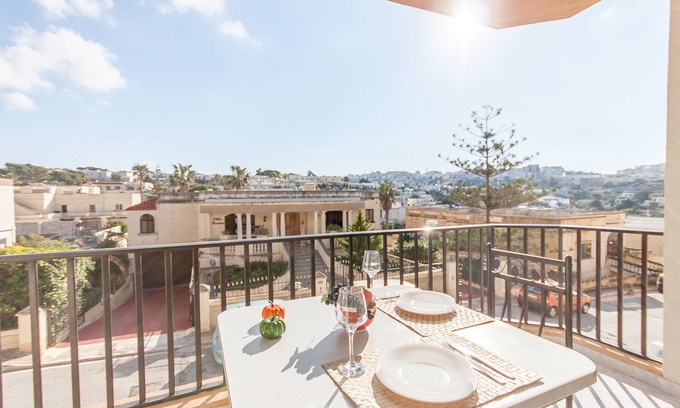 Santa Maria Estate Apartment | Pool and Sea, charming Merill Apart 2, Mellieha, Malta