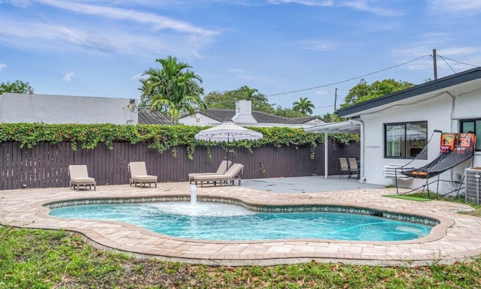 Biscayne Park House | POOL & BBQ with the family