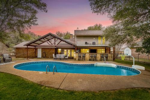Stephenville House | Pool On The Golf Course With 3BR and Close to Tarleton