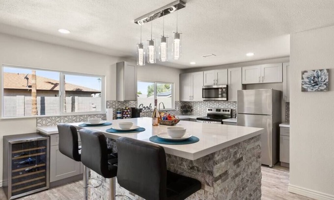 Glendale House | POOL, State Farm Stadium, KING Bed, Grill