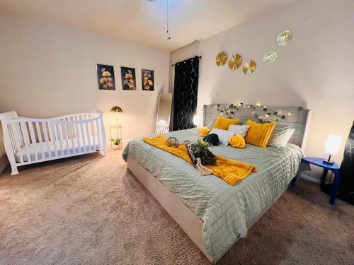 Kyle House | Pool Table, Foosball, King Bed, Crib,parking&yard