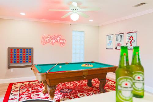Pinellas Park House | Pool Table, Minigolf, Games at Pondside FunHouse