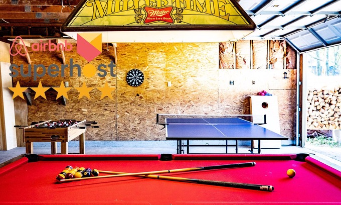 University District House | Pool Table ~ PingPong ~ Foosball ~ Fun for the Fam