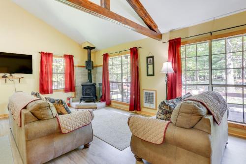 Lackawaxen House | Pools and Ski Access Lackawaxen Cottage with Deck!