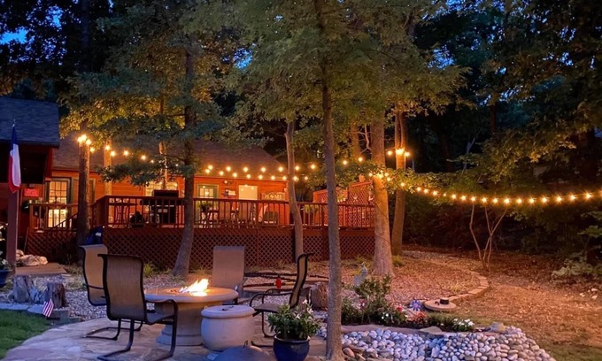 Pottsboro House | POPULAR Cozy Lake Texoma Cabin with Hot Tub - 1/2 Mile to Lake, Pet Friendly