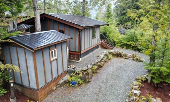 Port Renfrew Cabin | Port Place Cabin and Bunkhouse on an overlooking Bluff