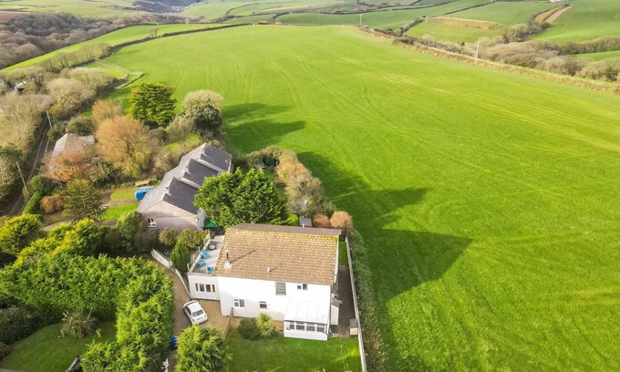 Pendoggett House | Port View House, Pendoggett - Stunning five bedroom house, sea views, parking