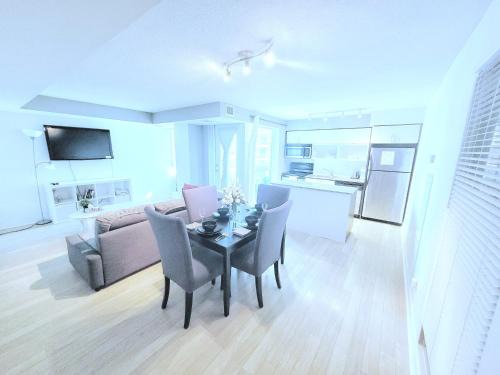 King West Village Apartment | Posh Downtown Spacious Lakeview 2 Beds Exclusive Condo Gym Pool Free Parking