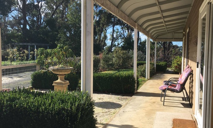 Ross Creek Cottage | Post Office Cottage- relax in peaceful surrounds.