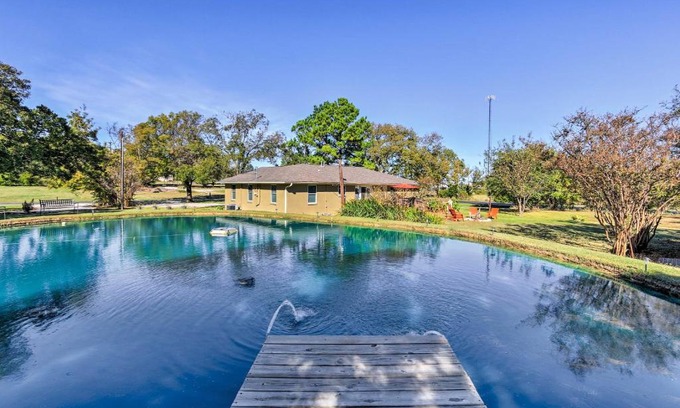 Pottsboro House | Pottsboro Home on 2 Acres with Hot Tub, Near Marina!