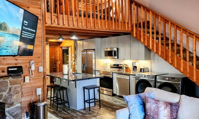 Snowshoe Ski Chalet | PowderMonkey 2br/2ba+Loft - Ski out & PET friendly
