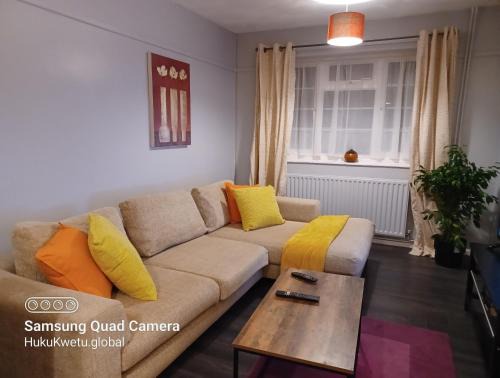 East Dunstable House | Poynters House - Huku Kwetu Luton & Dunstable - Spacious 2 Bedroom House-Private garden and parking - Free wifi-11km from London Luton Airport-close to Woburn Abbey