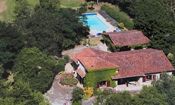 Armous-et-Cau Villa | Prachtig en Rustig Gelegen Gelijkvloerse Villa in Italiaanse Stijl met Zwembad