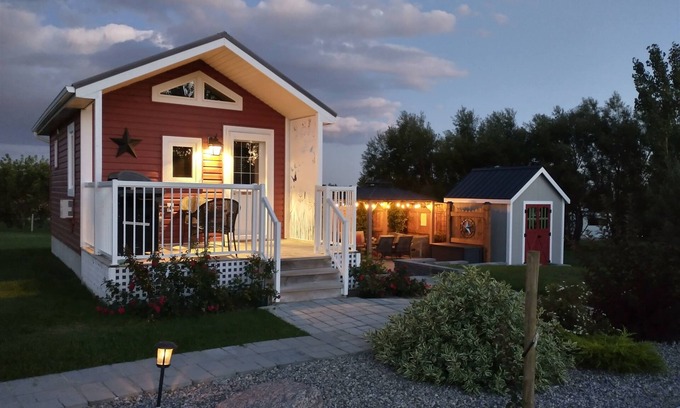 Fort Macleod Cabin | Prairie Rose Cottage with Private Hot Tub & Firepit