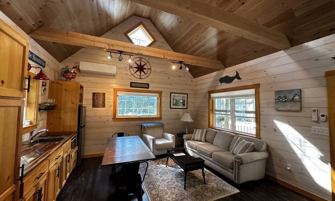 Bristol Cottage | Premier Cottage, #3, w/NEW ADDITION! Now Sleeps 8, Pets Free