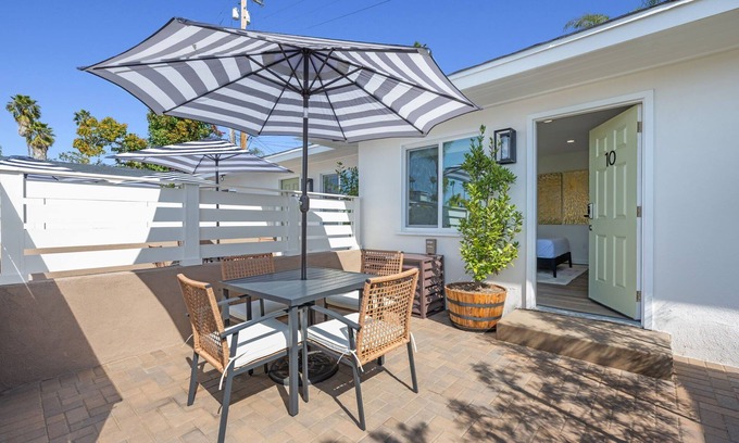 South Oceanside House | Premium Deluxe King Studio + Patio - South Oceanside Bunalow 10