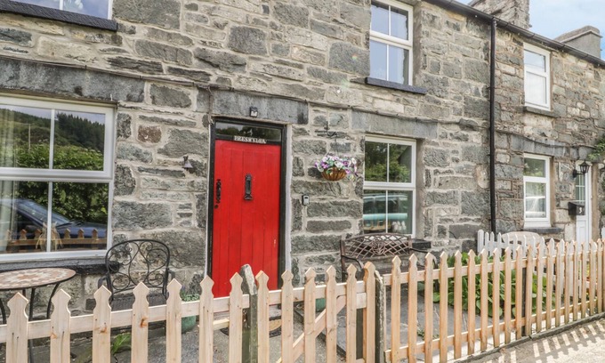 Penmachno Cottage | PRESWYLFA, pet friendly, with open fire in Penmachno