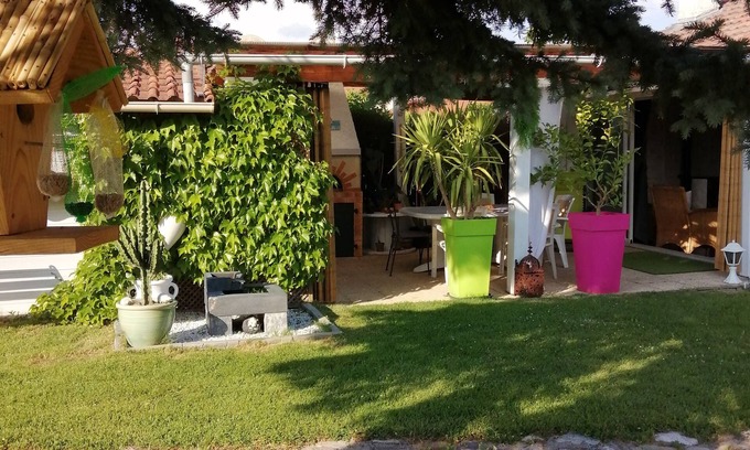 Saint-Georges-Haute-Ville Bed & Breakfast | Pretty guest room with terrace and garden
