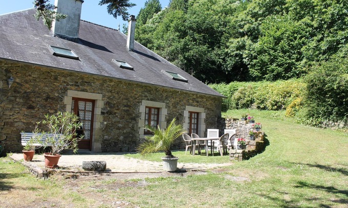 Rosnoen House | Pretty country house near sea and departure from CROZON peninsula to FAOU