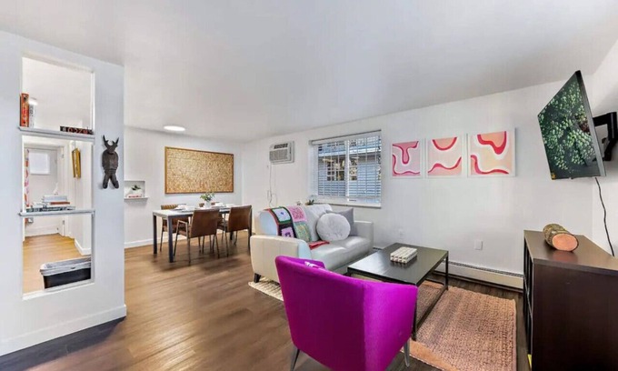 Englewood Apartment | Pretty in Pink 1/1, 15 min to DT