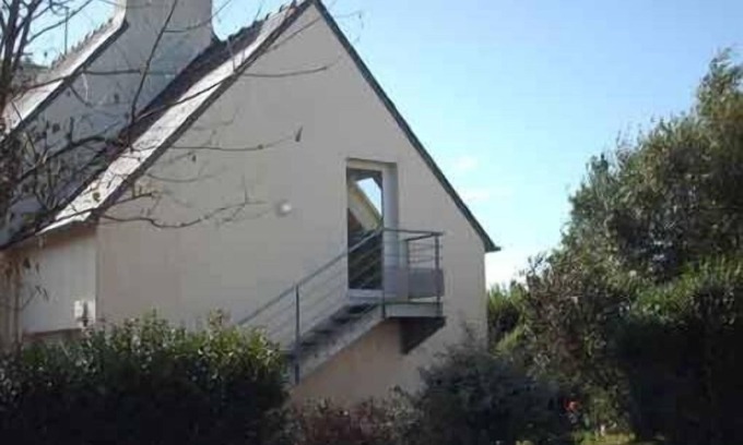Locmaria-Plouzane Apartment | Pretty studio, mature property, all mod cons/sea/private access to beach
