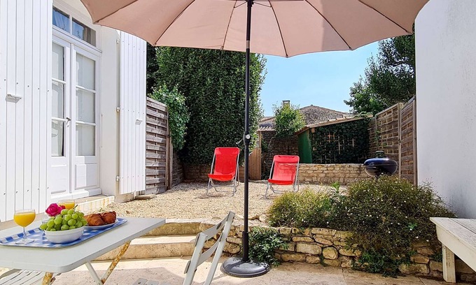 La Couarde-sur-Mer House | Pretty village house with its private courtyard