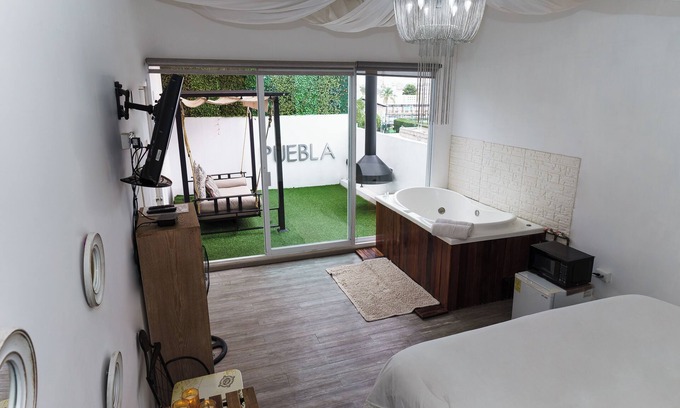 Puebla Historic Center Apartment | Private room with jacuzzi and terrace in roof garden