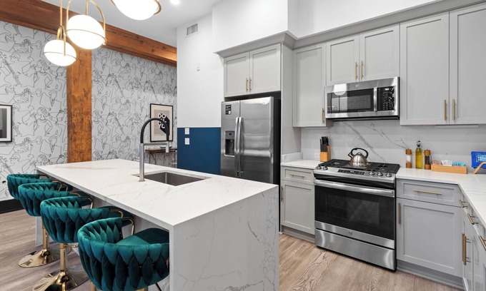 Faubourg Lafayette Hotel | Prime Downtown Rooftop Pool Gym Gameroom