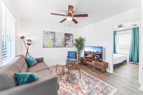 Holly Apartment | Prime East Downtown 1BR Cozy Suites Next to Bars and Restaurants