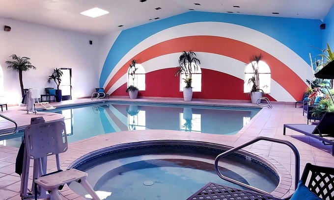 Window Rock Hotel | Prime Location! 2 Comfortable Units w/FREE Breakfast & Parking! Pool & Hot Tub!