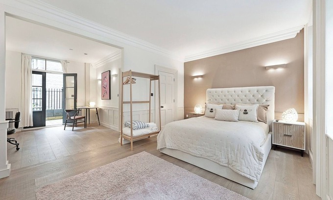 Bishopsgate House | Prime Location English 5 bedroom house