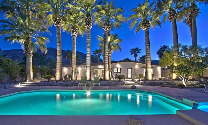 Magnesia Falls Cove House | Prime Location! MidCentury+Large Backyard+Walk to Restaurants & Shops - The Palm