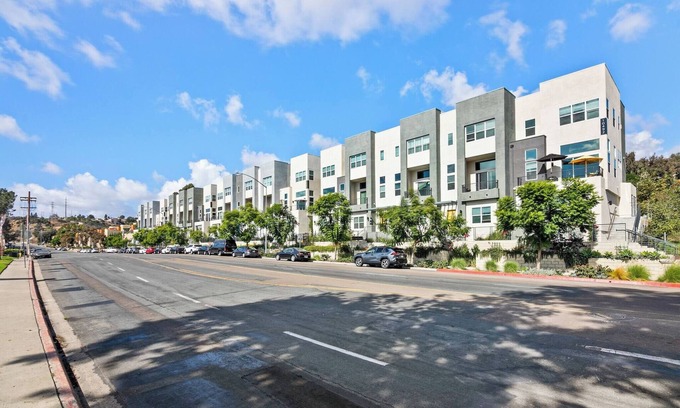 Grantville House | Prime location: SDSU/Snapdragon stadium & shopping