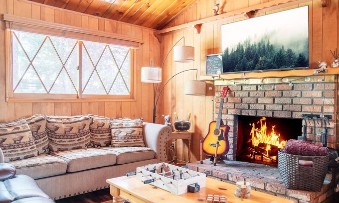 Big Bear Lake House | PRIME Location~Walk to Ski Shuttle ~ Fully Fenced ~ EV Charger ~ Mini Sled Hill