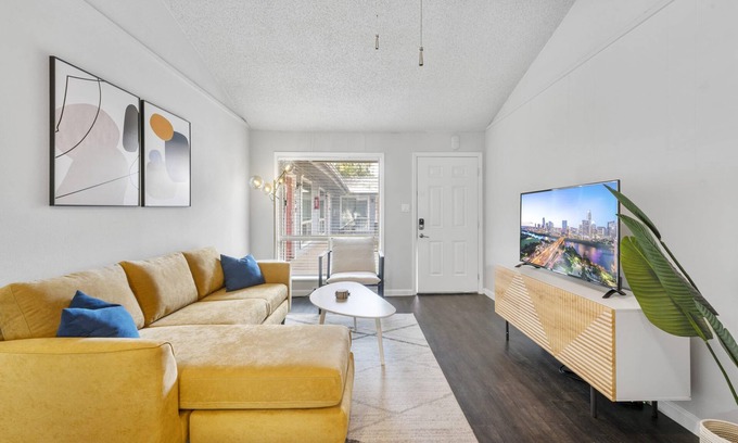Zilker Apartment | Prime Soco Comfy 2BR King Suite w Pool Parking