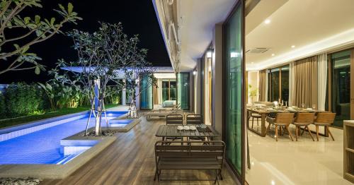 Nong Kae Villa | Prime Twilight 4-Bedroom Pool Villa with Mountains