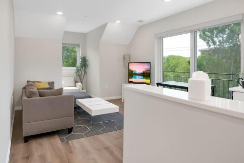 Mill River Apartment | Prime Yale Location WiFi Wooster Square Parking