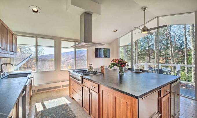 West Dover Cottage | Pristine West Dover Home w/Deck & Mountain Views!