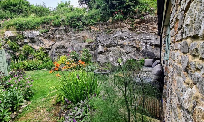 Vobster House | PRIVACY Entire BARN for 4 Garden Cliff Vobster Quay Frome Longleat Bath Stonehenge BBQ HQ & Pet FREE-ndly