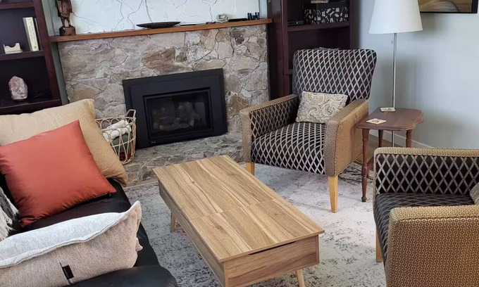 Delta Apartment | Private 2 bedroom suite 5 minutes to the Alex Fraser Bridge.