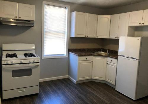 Linden Apartment | Private 2-bedroom with free parking and direct bus to NYC Manhattan only 2 blocks away
