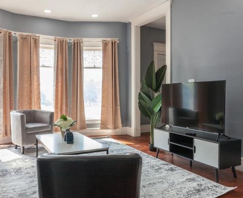 Buffalo House | Private 3bd Kingbdpooltablebillstvniagrafall
