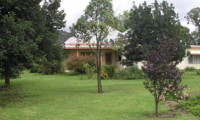 Bara House | Private 4 bedroom farmhouse set in private gardens, between Mudgee & Rylstone.