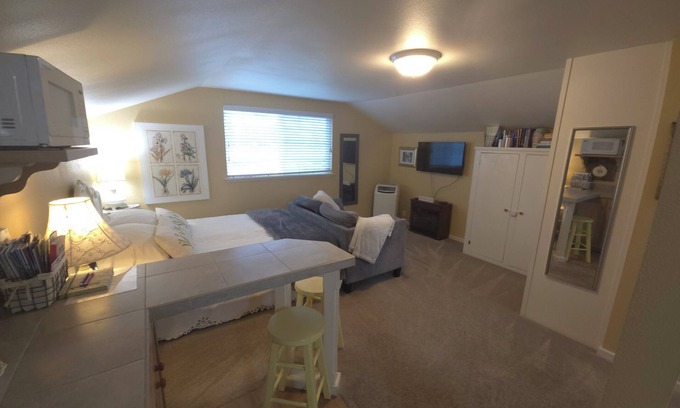 Puyallup House | PRIVATE and PEACEFUL living unit, with a view of Mt. Rainier. Close to downtown.