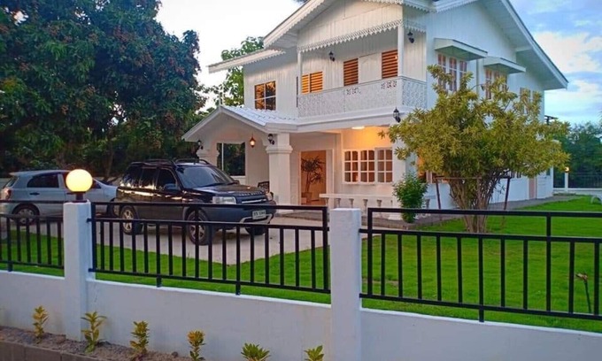 San Pa Thong House | Private and peaceful environment with fenced and fenced entrance