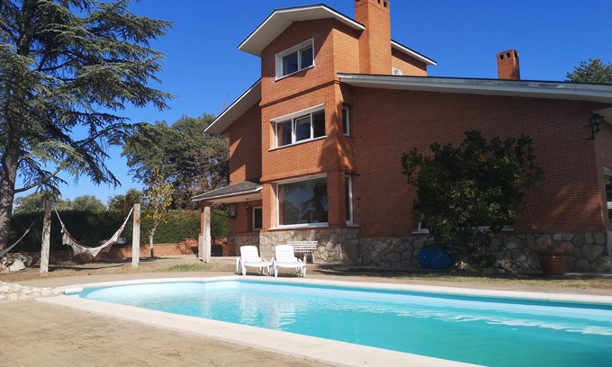 Villaviciosa de Odon Apartment | Private Apartment in Green Neighborhood Villa